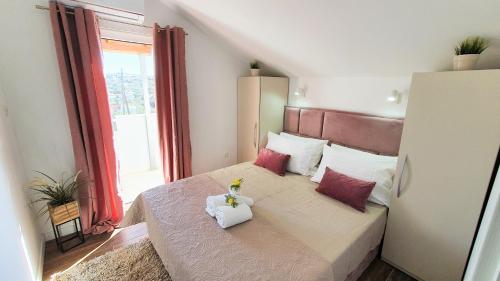 Posteľ alebo postele v izbe v ubytovaní Anas lagoon holiday house with pool at azure beach