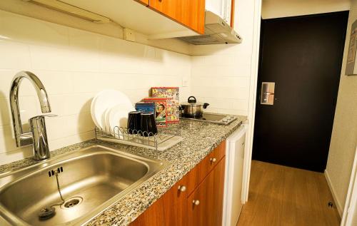 una cocina con fregadero y encimera en UXCO Grenad'inn, en Burdeos