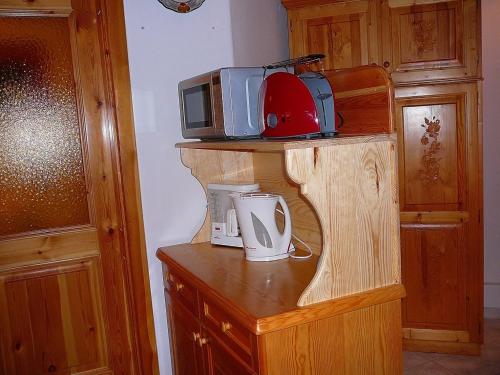 a microwave sitting on top of a kitchen counter at Zöld sziget Apartmanház in Gyenesdiás