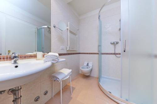 Ein Badezimmer in der Unterkunft Hotel Maximilian