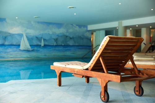 Der Swimmingpool an oder in der Nähe von Hotel Maximilian