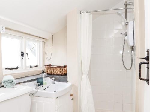 Koupelna v ubytování Trelash Cottage