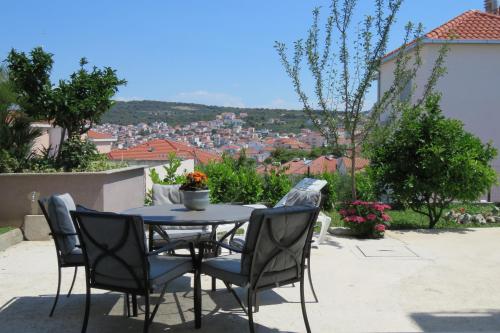 una mesa y sillas con vistas a la ciudad en Andrea Apartments, en Trogir