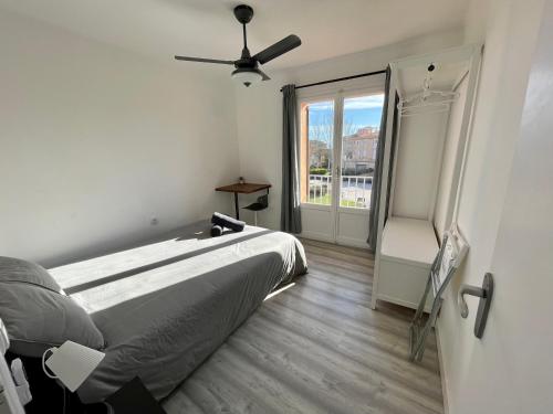 1 dormitorio con cama y ventana en Hermoso piso con vistas en Part Alta de Tarragona! en Tarragona