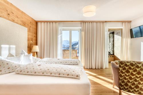Postel nebo postele na pokoji v ubytování Alpenresort Walsertal