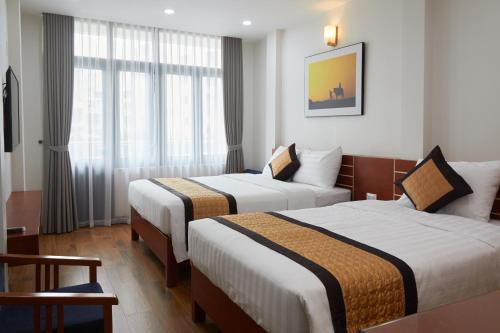 Llit o llits en una habitació de Van Nam Hotel