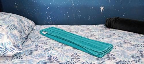 a green pillow sitting on top of a bed at Morada BemTeVi Guest House in São José dos Campos