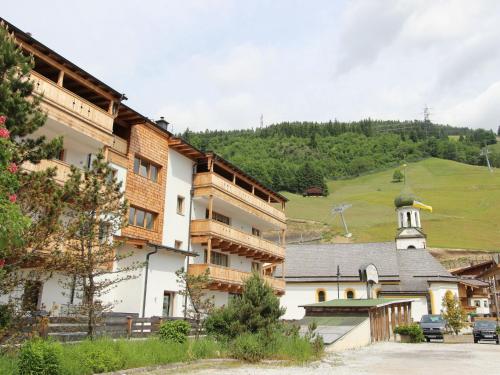 ゲルロスにあるApartment in Gerlos next to the ski slopeの教会と丘陵地帯