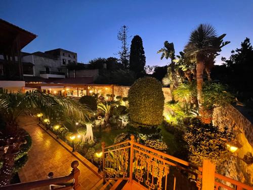 - une vue sur le jardin la nuit dans l'établissement Paris Hotel, à Rhodes