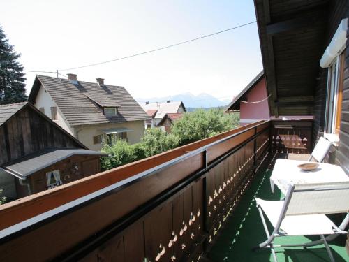 uma varanda com uma mesa e uma cadeira em Holiday home in Carinthia near Lake Klopeiner em Eberndorf