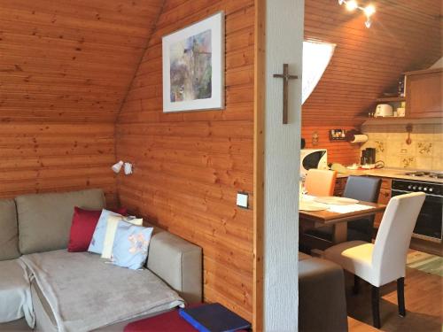 ein Zimmer mit einem Sofa und einem Tisch in einer Hütte in der Unterkunft Holiday home in Carinthia near Lake Klopeiner in Eberndorf