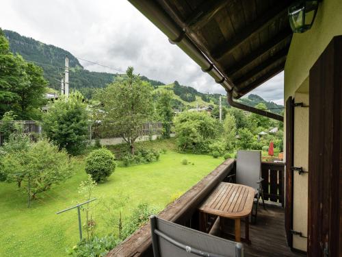 キッツビュールにあるCharming Apartment in Kitzbuhel with Balconyの庭園の景色を望むバルコニー(テーブル付)