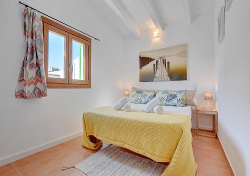 Habitación blanca con cama y ventana en Alvaro Oliver House by Slow Villas en Porto Cristo