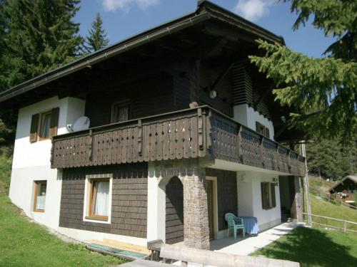 ein Haus mit Balkon darüber in der Unterkunft Apartment in Sonnenalpe am Nassfeld in Carinthia in Sonnenalpe Nassfeld