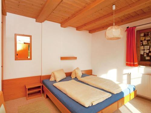 サンクト・ジョアン・イン・チロルにあるApartment in St Johann in Tyrol with a gardenのベッドルーム1室(ベッド1台付)