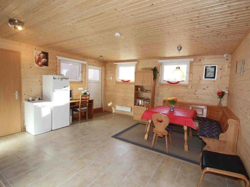 cocina y comedor con mesa y nevera en Apartment in Umhausen near the ski area, en Umhausen