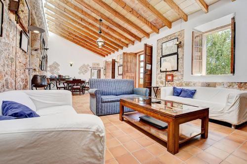 Sala de estar con 2 camas y mesa en Villa Aubons by Slow Villas, en Crestatx