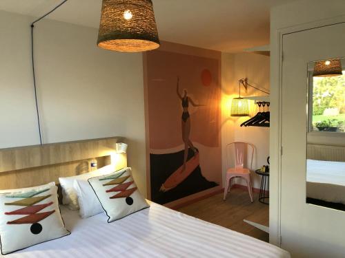 1 dormitorio con 1 cama con una pintura en la pared en Hôtel Heod - Binic - Saint-Quay-Portrieux en Étables