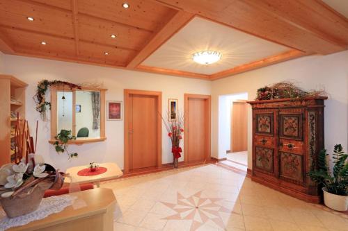 a large living room with a wooden ceiling at Appartements Metzgerhof in Niederau