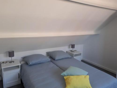 1 cama con 2 almohadas en una habitación en Zomerhuis Zuid 1, en Egmond aan Zee