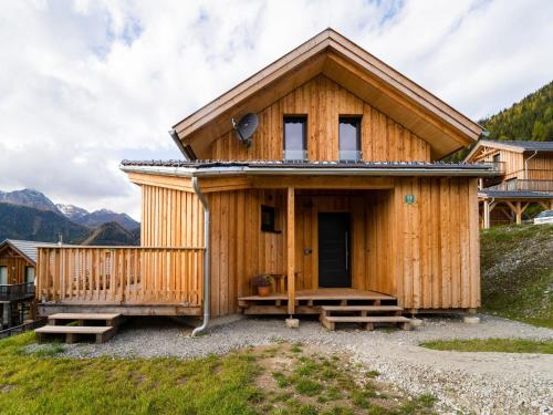 een blokhut met een veranda en een deur bij Chalet in Hohentauern Styria with sauna in Hohentauern