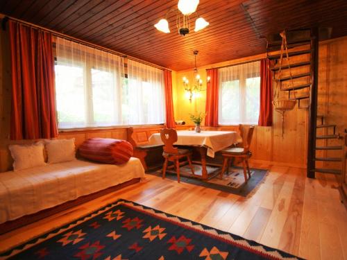 1 dormitorio con 1 cama y 1 mesa en una habitación en Chalet in Nassfeld ski area in Carinthia, en Sonnenalpe Nassfeld