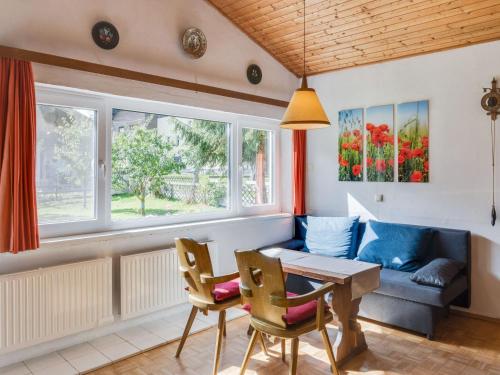- un salon avec une table, des chaises et un canapé dans l'établissement Spacious Chalet in Maishofen near Forest, à Maishofen