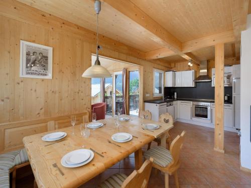 ein Esszimmer und eine Küche mit einem Holztisch und Stühlen in der Unterkunft Wooden chalet in Hohentauern Styria with sauna in Hohentauern