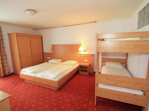 2 łóżka w pokoju z 2 łóżkami piętrowymi w obiekcie Apartment Stumm near Zillertal Ski Slopes w mieście Stumm