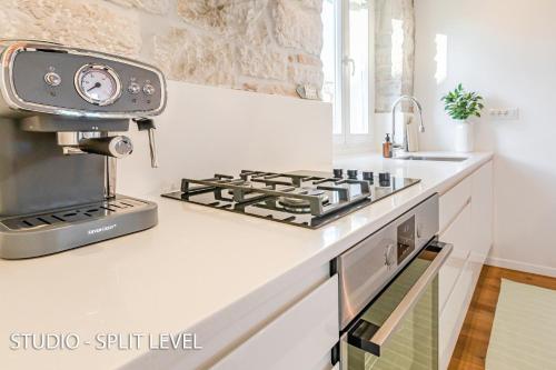 kuchnia z kuchenką górny piekarnik obok zlewu w obiekcie Porta Azzurra Apartments w Rovinj