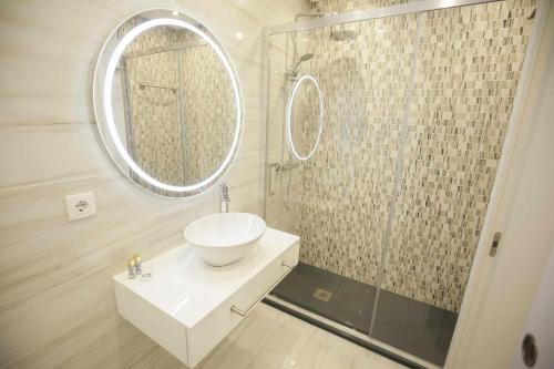 ポルトにあるGolden & Blue House, o seu novo espaço no Portoの洗面台と鏡のあるバスルーム