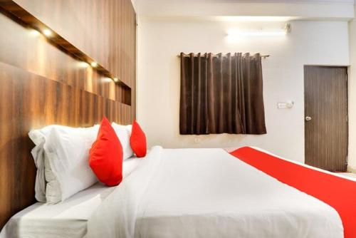 Giường trong phòng chung tại Hotel Pacific Inn