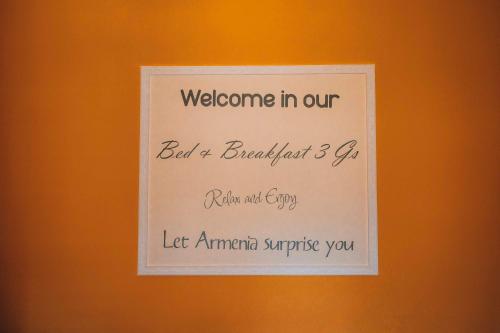 a sign on a wall with a welcome sign on it at Bed & Breakfast 3 Gs in Goghtʼ