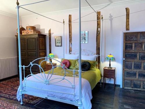 une chambre avec un lit sur lequel est allongé un chien dans l'établissement Chateau Mas de Pradie B&B Fountain view room, à Foissac