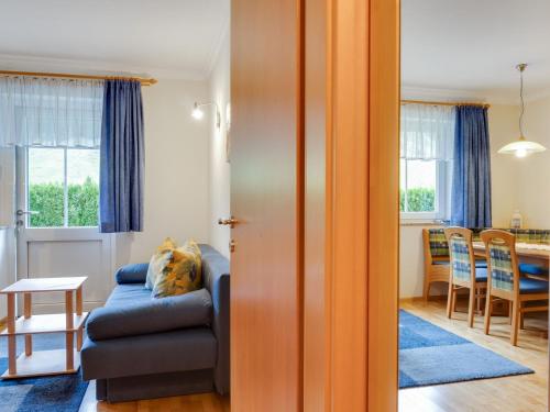 uma sala de estar com um sofá e uma mesa em Modern apartment in Salzburger with terrace em Kleinarl