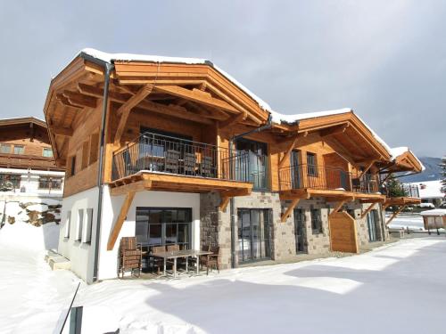 ピーゼンドルフにあるLuxury penthouse in Piesendorf with wellnessの地面雪の冬の丸太家