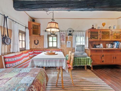 ArriachにあるHoliday home in Arriach near Lake Ossiachのベッドルーム(ノートパソコン付きのテーブル付)