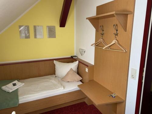 ein kleines Zimmer mit einem kleinen Bett in einem Zimmer in der Unterkunft Panoramahotel Lilienstein in Königstein an der Elbe