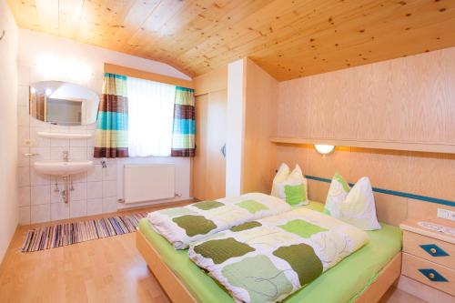 małą sypialnię z łóżkiem i umywalką w obiekcie Appartements Michael w Langenfeld