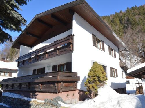 冬のRadiant Holiday Home in Gantschier with Terraceの様子