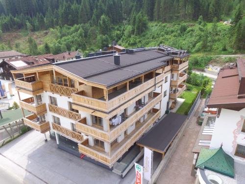 ゲルロスにあるSpacious Apartment in Gerlos near Ski Areaの大きな木造建築物の見晴らし