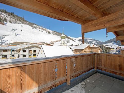 ゲルロスにあるSpacious Apartment in Gerlos near Ski Areaの雪山を望むバルコニー