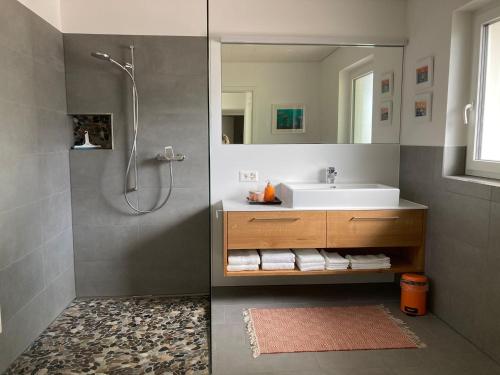 Bathroom sa Büsingen am Hochrhein Radfahren, Wandern, Natur geniessen