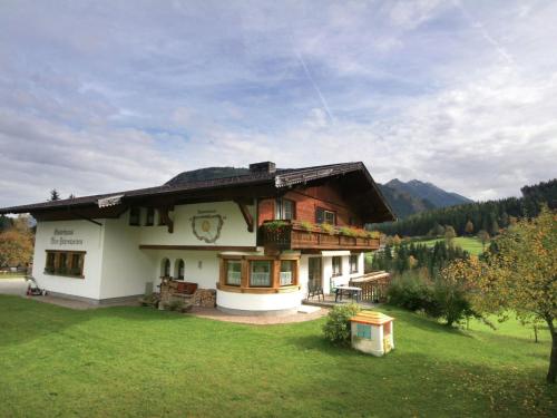 una casa grande en medio de un campo en Splendid Apartment in Schladming with Sauna en Schladming