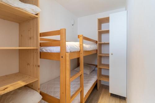 a small room with bunk beds and a closet at Vacances à la montagne pour 6 - 280m des pistes in Val Louron