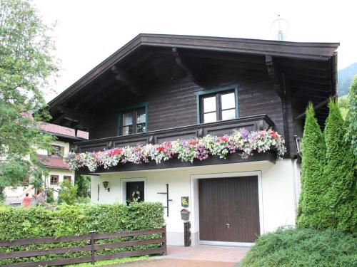 una casa con flores encima en Chalet in Leogang Salzburg with garden, en Leogang