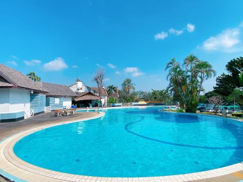 a large swimming pool in a resort at Korat Country Club Golf and Resort in Nakhon Ratchasima
