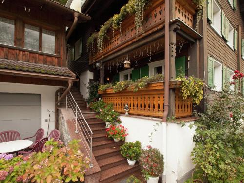 een huis met een houten balkon met planten erop bij Cozy Apartment near Ski Area in Tschagguns in Schruns