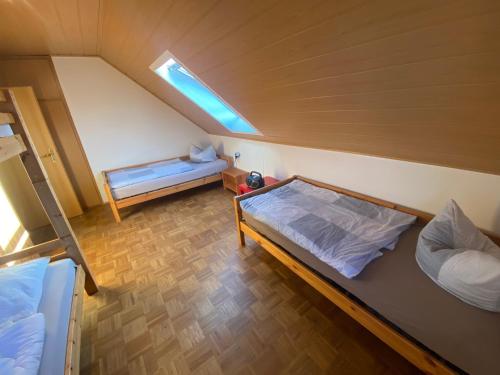 an overhead view of a room with two beds at Strandhaus Altglowe - Perfekt für 8 Gäste! #FerienhausAltglowe in Glowe