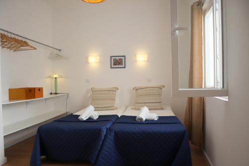 - une chambre avec un lit bleu et des serviettes dans l'établissement Casa da Ana Alvor, à Alvor
